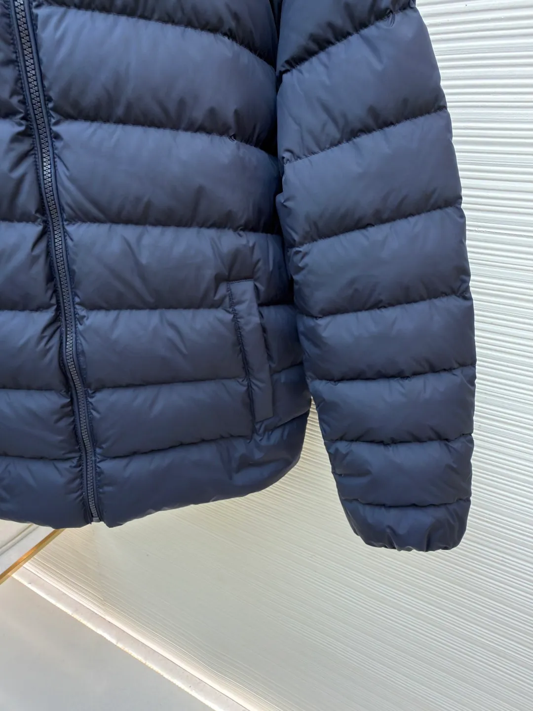 Ralph Lauren Ralph Lauren embroidered rib down jacket ●Original version: purchased and developed at 3340 ●Item number: 1682293-D15 ●Fabric: white duck down fabric ●Technology: mechanical down filling ●Color: navy blue ●Version: fitted version ●Weight: about 595 grams ●Size: S-M-L-XL ●Description: Nylon fabric has good windproof and waterproof properties, and can effectively block the intrusion of wind and rain from the outside Keeps the inside dry and suitable for wearing in humid or rainy conditions. The red label on the chest is made with an imported MECLO embroidery machine. The original pattern is scanned first, and then high-quality silk thread is used to make a pattern. The density effect is adjusted by continuous pattern making. The zipper design is simple and elegant. It is easy to operate; the closing design of the cuffs and hem effectively prevents cold wind from invading, improving the warmth and comfort of wearing. It uses 90 white duck down with a weight of 260g to ensure excellent thermal insulation performance. After the velvet has been strictly screened and processed, it is not easy to drill into the velvet, ensuring durability. The overall wiring is straight and delicate, the fabric is comfortable and soft, and the color is consistent without color difference. It can be matched with the same style to create a fashionable look and control various occasions. Customized accessories, complete with three standards, same style for men and women!